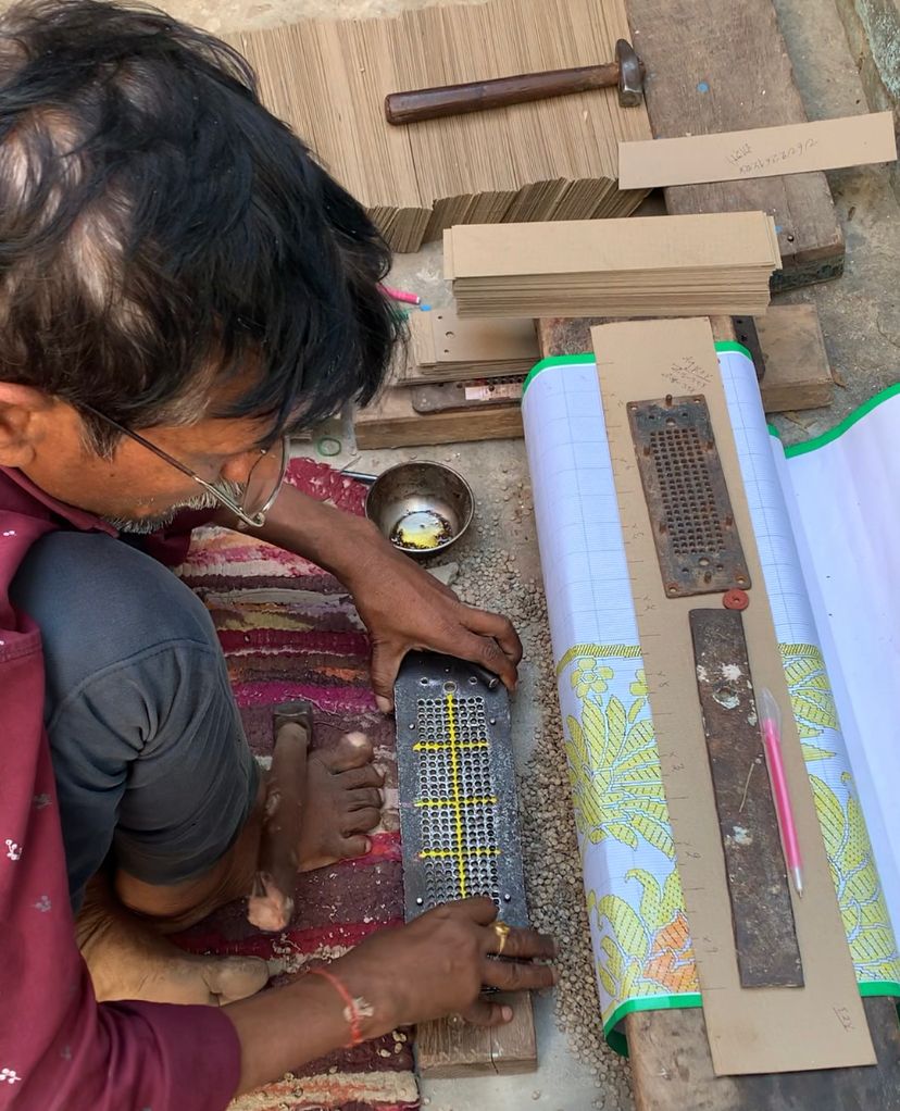 Silk weaver at his loom in his house, weaving Kanchipuram silk sari,  Kanchipuram, Tamil Nadu, India, Asia Stock Photo - Alamy